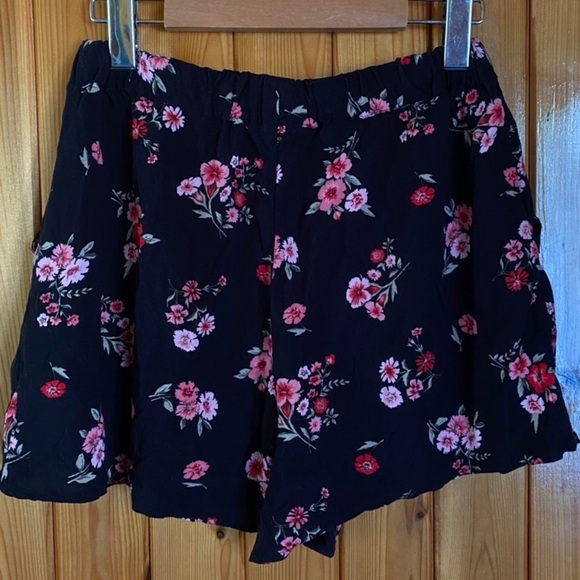 Cute pink and red floral shorts from H&M 🌺 - Picture 5 of 5